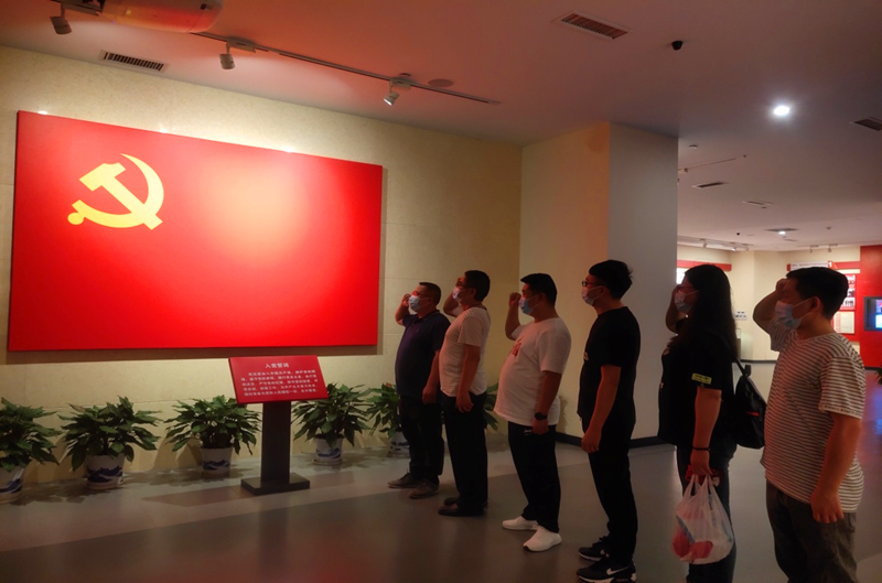 仙桃公司開展“追尋紅色足記、強化黨性修養(yǎng)”紅色教育活動圖1.png