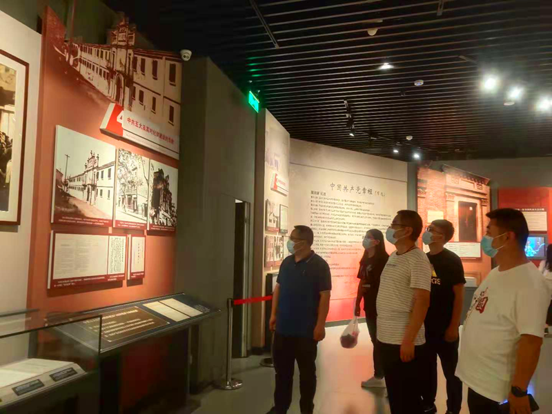 仙桃公司開展“追尋紅色足記、強化黨性修養(yǎng)”紅色教育活動圖2.png