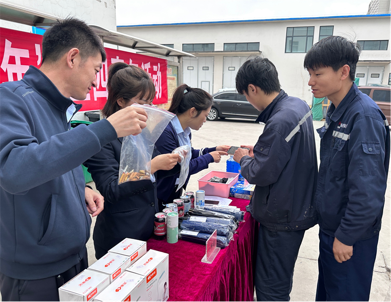 神木分公司曹家灘運營中心團支部開展“煙頭換禮，做文明青年”活動2.png